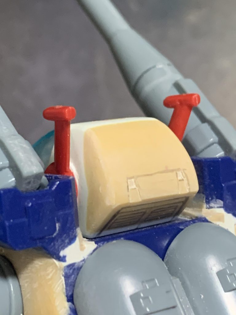 後頭部とキャノン砲の位置もいじってますね。全然覚えていませんでした(笑)