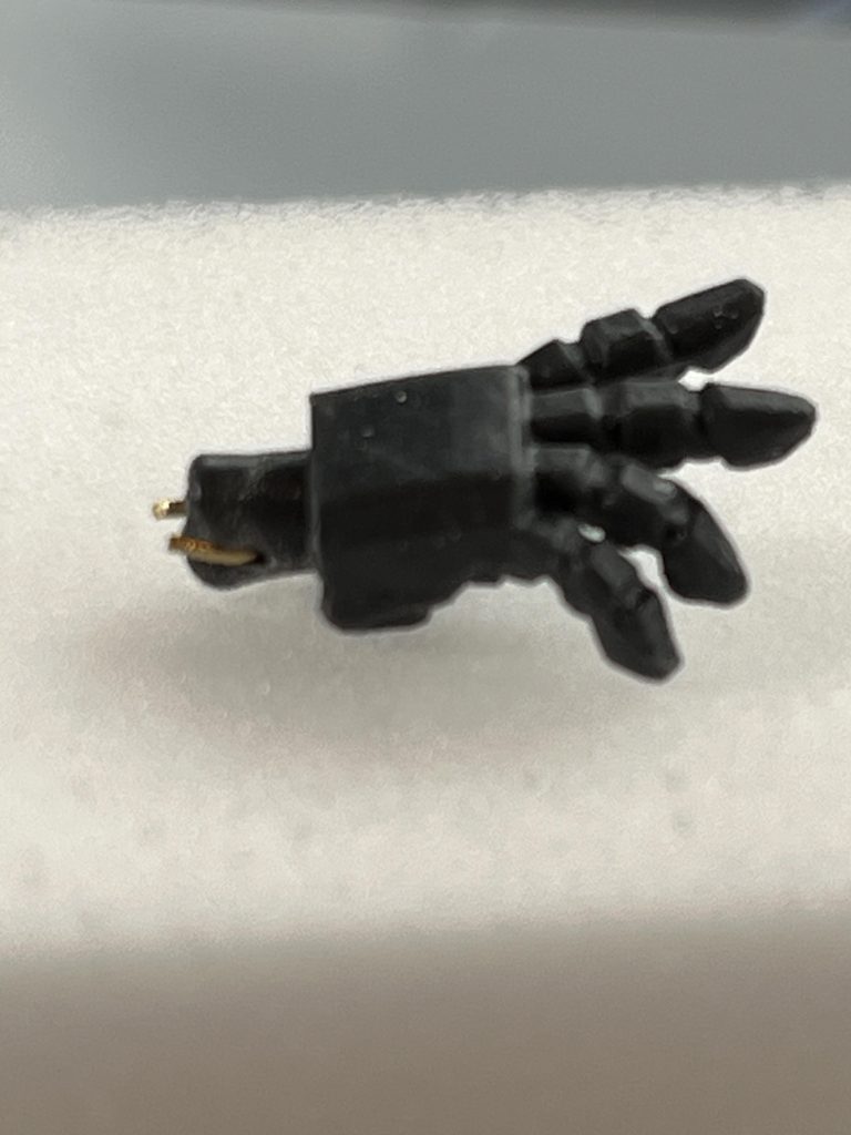 ガシャポンの手はゴムなので手首に0.5ミリの穴を開けて真鍮を通してペンチで曲げてゴムを太らせることでモビリティジョイントにもピッタリハマる様に径変換しています。これが出来ると色々な武器を持たせられる可能性がありますよね。見てくれてありがとうございます。