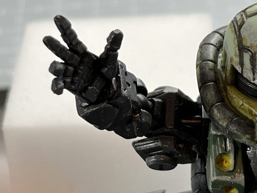 この開いた手はガシャポンの手です。径が違うのでそのままではピッタリハマらないのですが、、