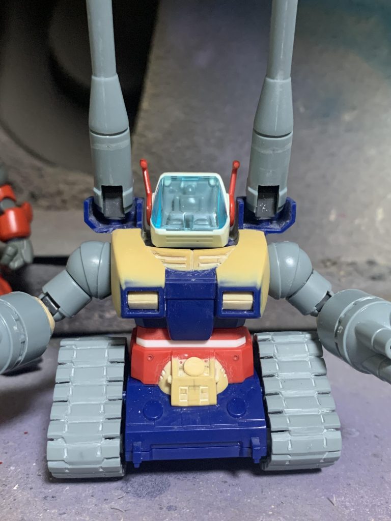 コアファイターを内蔵したりHGの腕を入れる都合上、胴長にしたり胸幅を増したりしています。