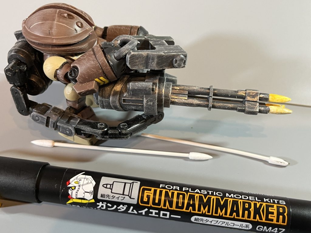 3ミリプラ棒を削って発射エフェクトを作ってガンダムマーカー黄色を塗って綿棒で拭いていたら綿棒が発射エフェクトになっていたのでガトリングの先につけました。何を言っているかわからないと思いますが私も何が起きたのかわからなかった。