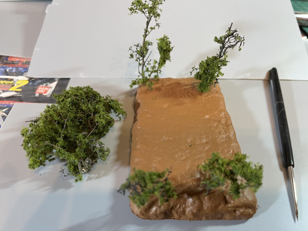 模型店で「天然素材樹木」買ってDAISOで買った土台に挿しました。筋彫りの道具で簡単に穴開きました。この土台買いだめしとこうかな。使える！