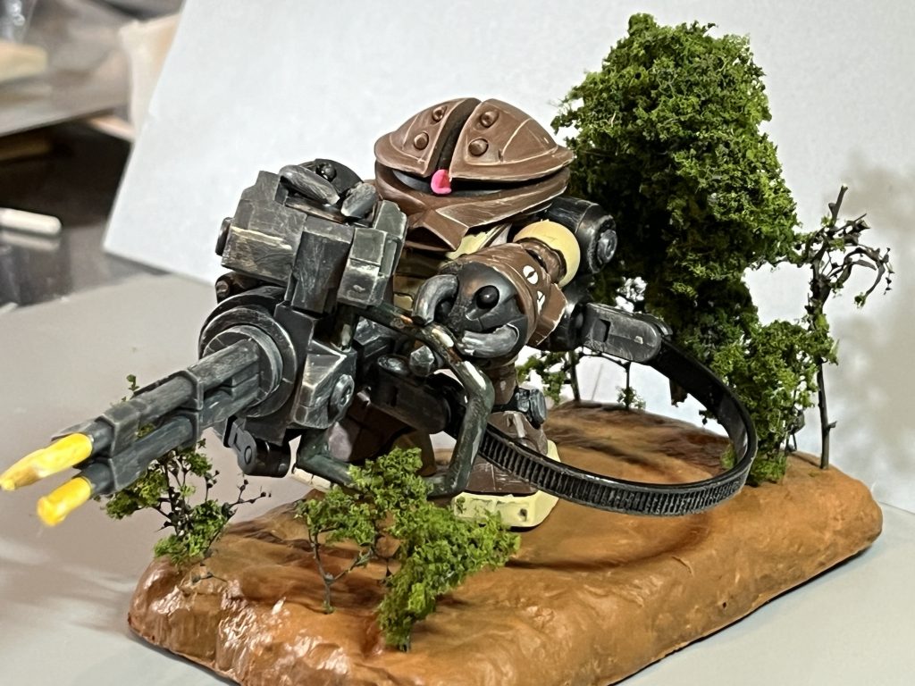 斜め前から足やバックパックの3ミリ穴をコトブキヤのパーツで埋めました。