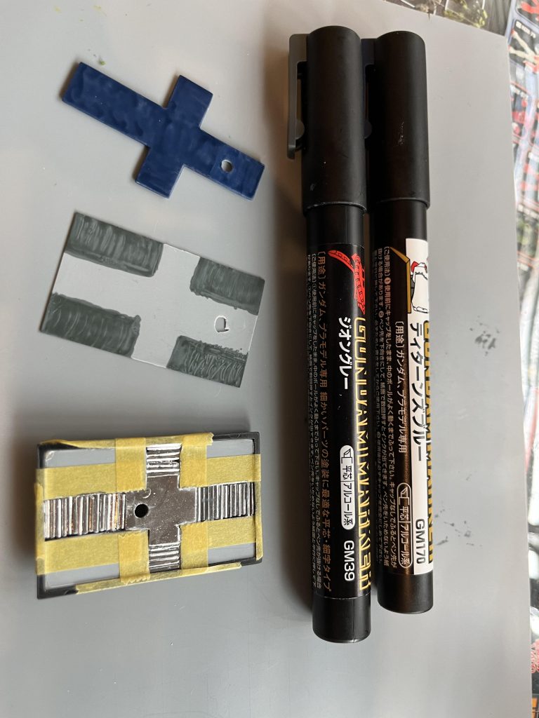 ガンダムマーカーは広い面積を塗るとムラが多いので難しいですね。重ね塗りして軽くヤスリかけて汚せばごまかせる？綺麗に塗れる様になりたい。（子供と蟻を探しに行ったのでシールド汚せてないです。）