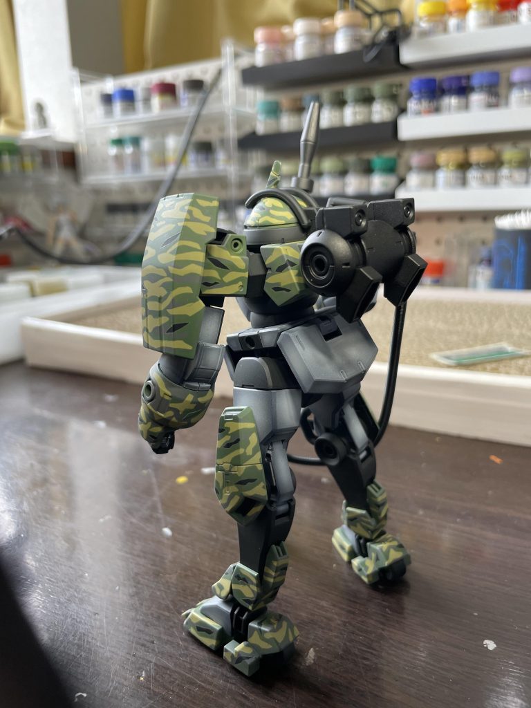 ケーブルはスプリングを通しています