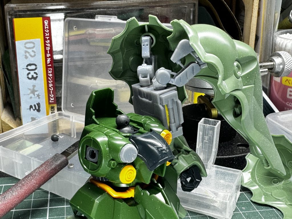 ということで今回かなりデジモに頼って作成しました。というのもSDはパーツ構成や接続がシンプルなんで、形状さえ出せれば置き換えはとっても簡単だと気付いたからでした。形状出すのはFusion360のキャンバス機能で楽勝で出来るので、つまり今後SDやることになってもこの作戦は通用すると思いたくさん練習しました。自分なりのやり方ですが、置き換えたいパーツの写真を撮り、適当な1辺の長さを測っておく→PCに送りトレースして大まかな形を作成し出力→実際にハメてみて確認という流れでやってます。加えてこの出力の時にキレイに出せる角度を探すためにいろんな角度でサポート助けていくつか出力しておきます。