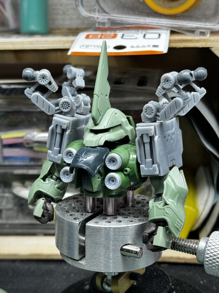 そんで納得のいく形、出力状態だったら気合い入れてディテールを追加して出力という感じです。バインダーの接続部分は形状が複雑で、出力が難しかったので、裏の見えない部分は雑な感じになってますが、見えなければ問題ないと逃げの判断でした…