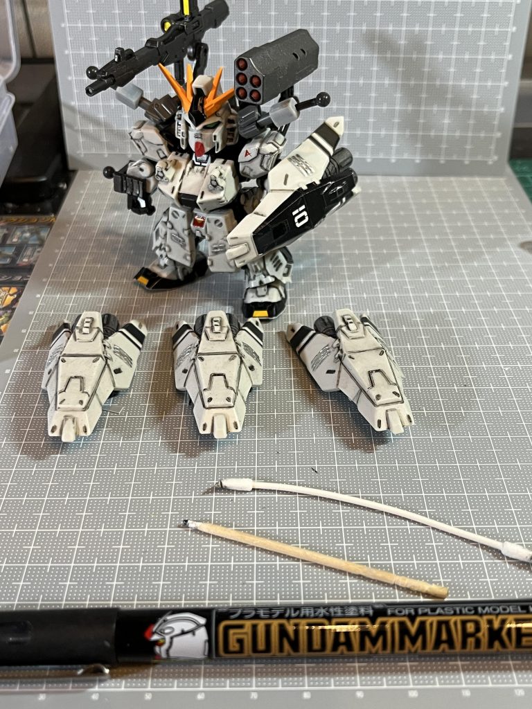 武器セット四つ^_^買ってます。買えなかった人ごめんなさい。去年だったかスーパーで山のように売れ残ってました。部分塗装と墨入れしてます。シールドは4ミリボールジョイントで接続で可動範囲を広げるために体から離してます。