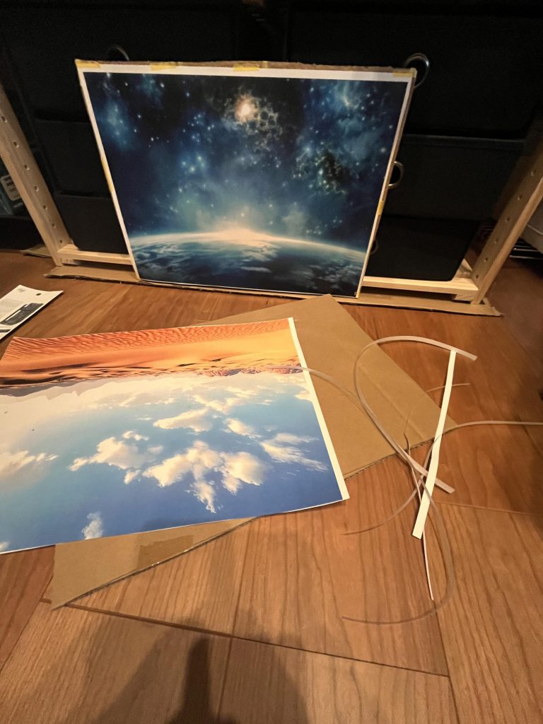 背景はコンビニでフリー素材の背景をプリントしたものを拡大コピーして段ボールに貼ってます。印刷に汚れがあったのでガンダムマーカーで修正してます。