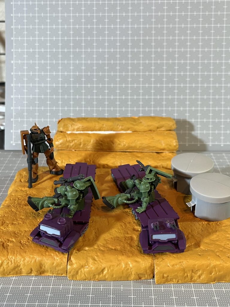 ここから制作風景なんちゃってでもいい。良い作品を作るための第一歩。ジオラマ挑戦始まりです。YouTubeで少し勉強しています。ポンドでくっつかなかったので結局、つま楊枝で串刺しにして壁をつなげました。