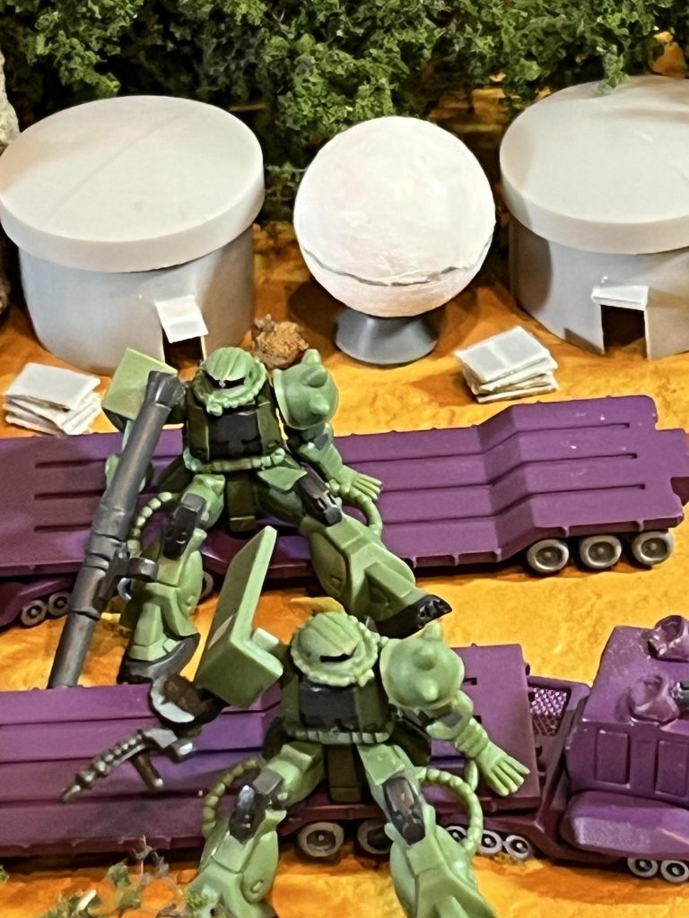 プラ板とプラスチックのボールでちょい足しプロペラントタンクの底を切り取ったもの余っていたので屋根に利用してます。