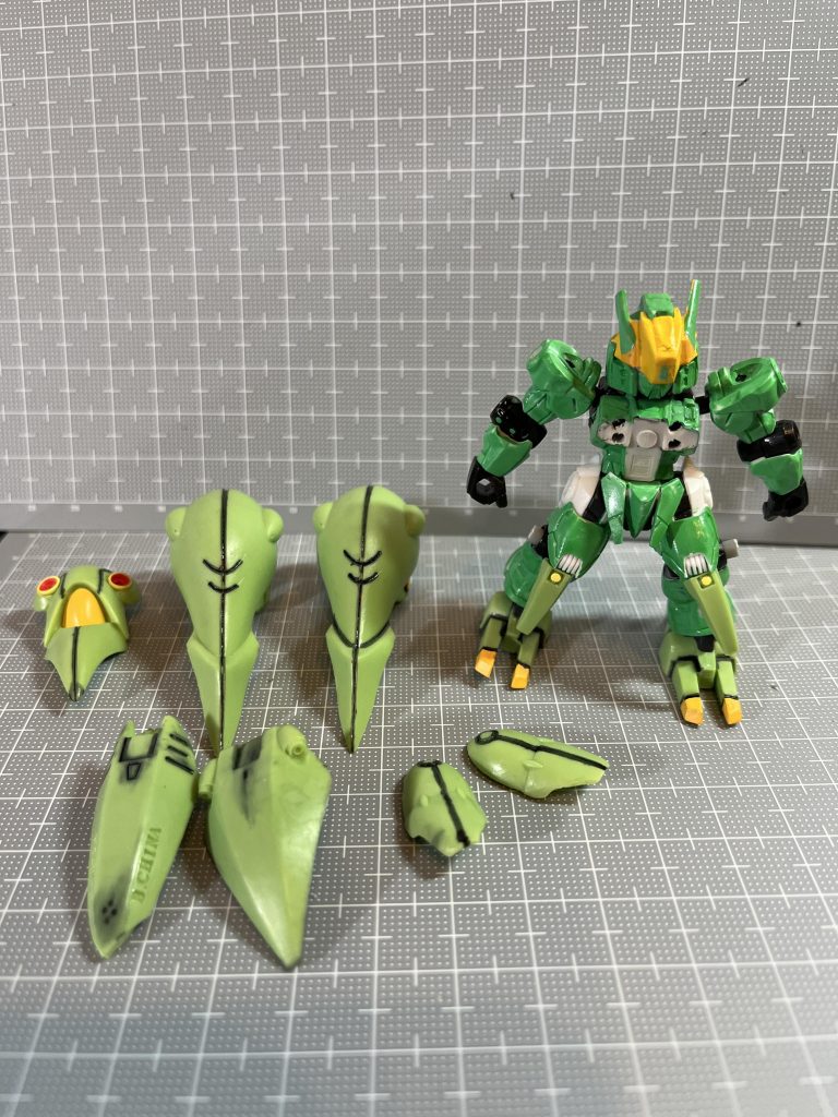 ガンダムマーカーと墨入れ(塗り忘れがある汗)寝る前に塗って朝には乾いている頭のいらない部分をニッパーで切り飛ばしています。