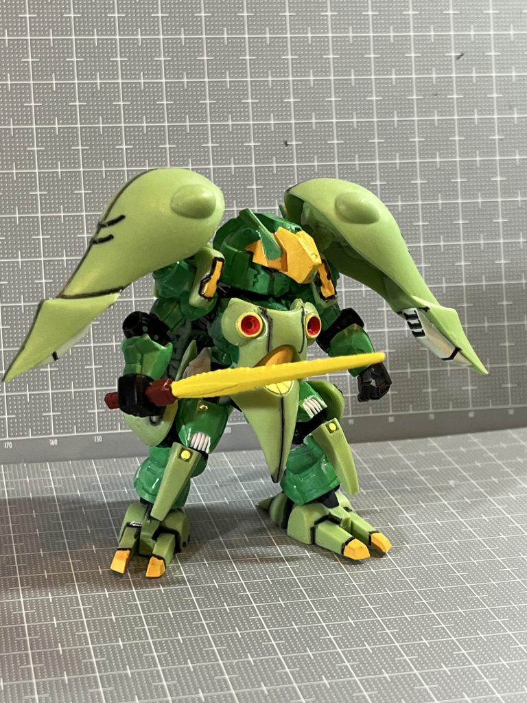 まだ両腕に穴が四つ空いたまま。塗装も不十分。これからどう改造するか楽しみです。