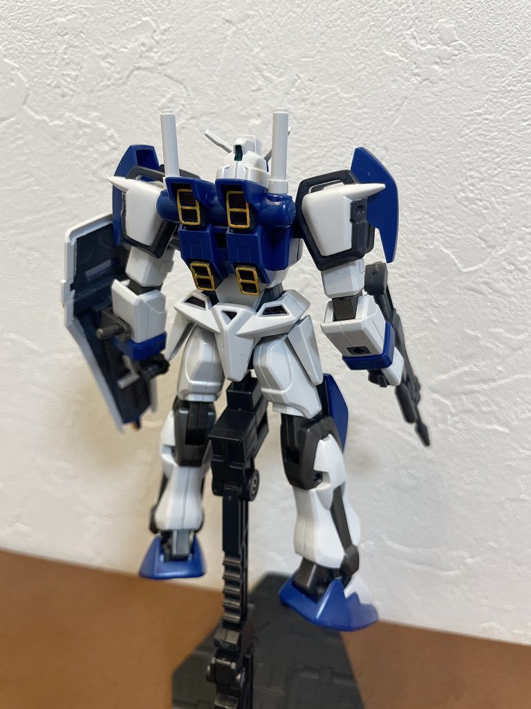 頭の後ろカメラ、バーニア部分、肩、盾の裏、腰、スカートの凹み部分を塗装してます。 