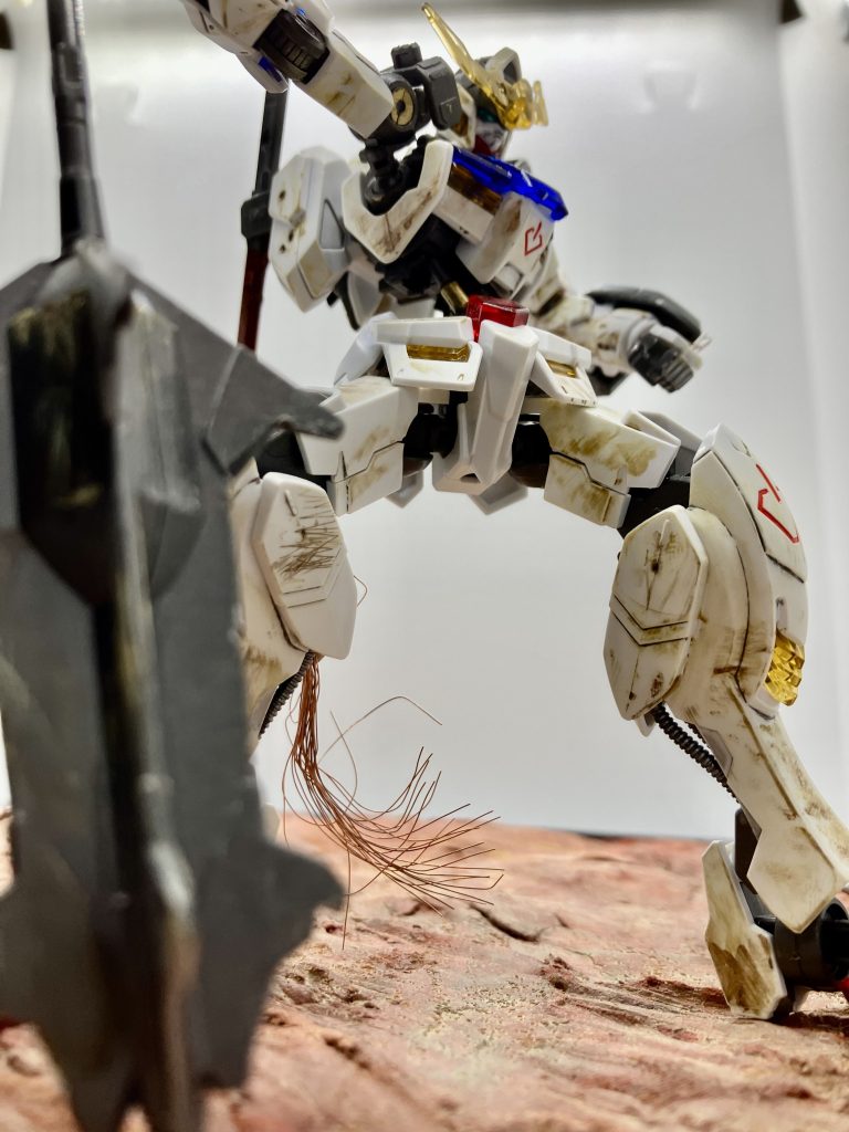 膝などの電源マーク?はメタリックレッド、フレーム各所とアンテナをゴールドで塗装、太刀も血濡れをイメージしてメタリックレッドで塗装しています