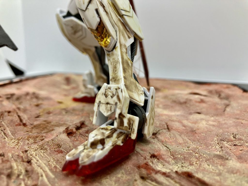 ウェザリングはマーカーのブラウンで足回りを重点的に汚してます。装甲の擦れた痕にマーカーが染み込んで、整備サボりまくってるみたいに…