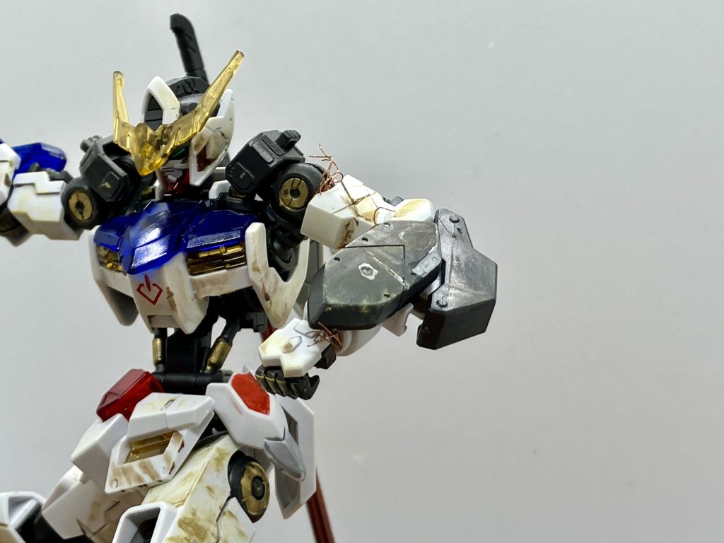 ダメージ表現として、装甲表面の擦れ、左腕ガントレットや、バックパックに弾痕、各部塗装ハゲの再現と左肩などはケーブル断裂イメージで銅線を装甲裏から接着しました