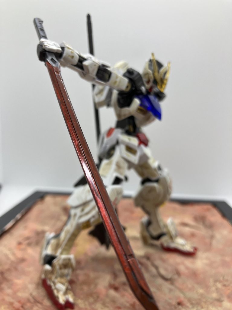 一番くじで当てたバルバトスをスミ入れ、部分塗装後ダメージ表現とウェザリングしました。併せて火星イメージのジオラマを激安制作しています。