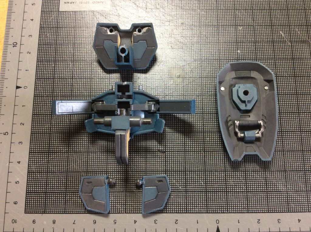 工作的に手を入れた部分はスカートの裏側をパテで埋めたのと、盾の持ち手が一体でモールドされてたのをジャンクパーツ使って置き換えたくらい。