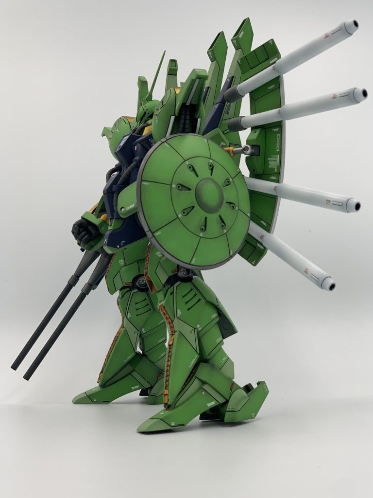 足は本当はクロウなんですよね。ただ、デザインが個人的には好みで無かったので改修。全体的におもちゃっぽさを消すべきか、元々ユニークなデザインなので残すべきか悩みながら作業…