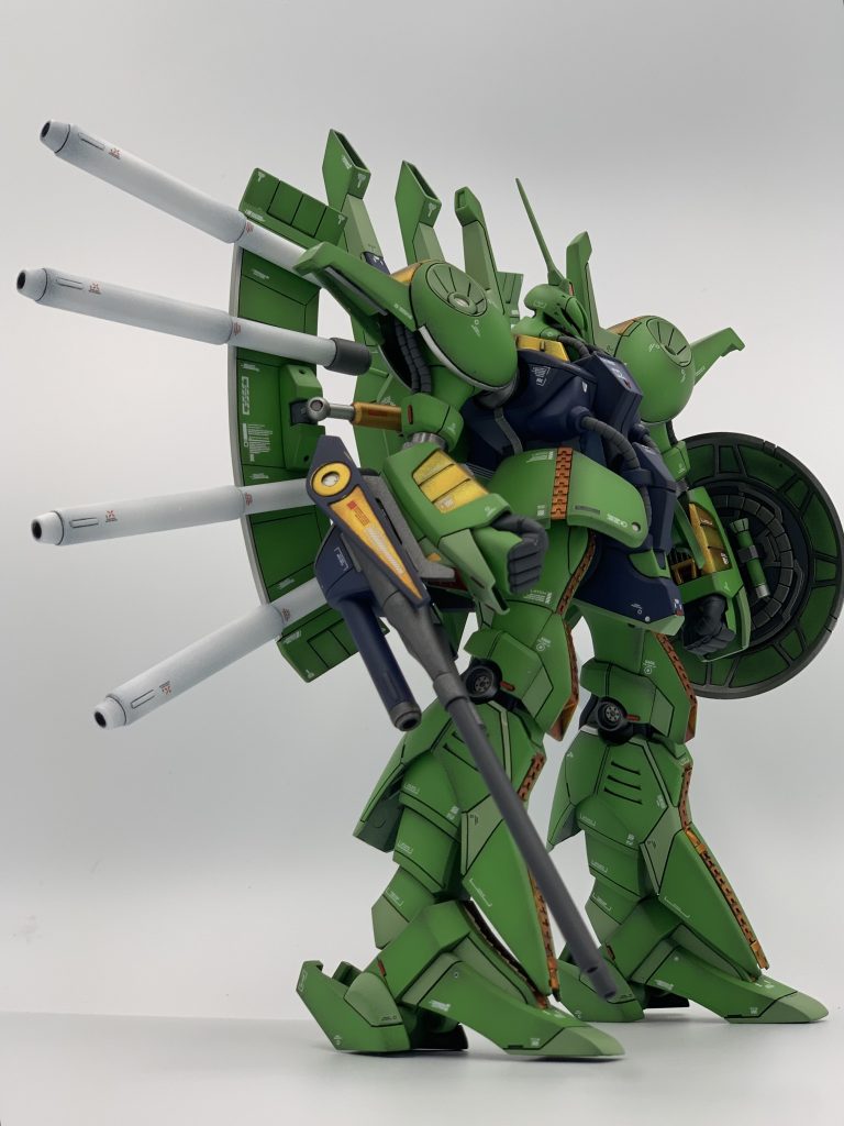 シールド裏も地味に塗り分け。