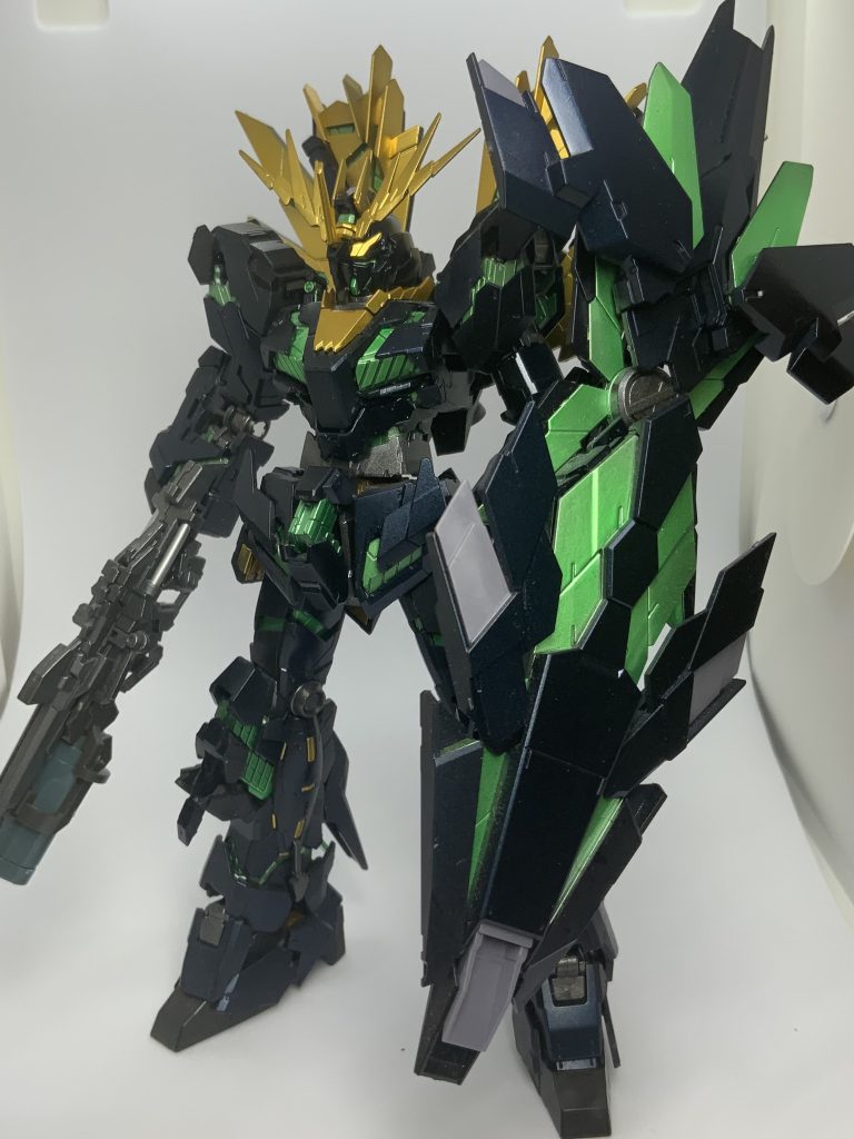 本体部分の塗装は黒サフ→プリズムブルーブラックで塗装してます(うろ覚え)関節部はガンメタ、金は黒サフ→スターブライトブラスです