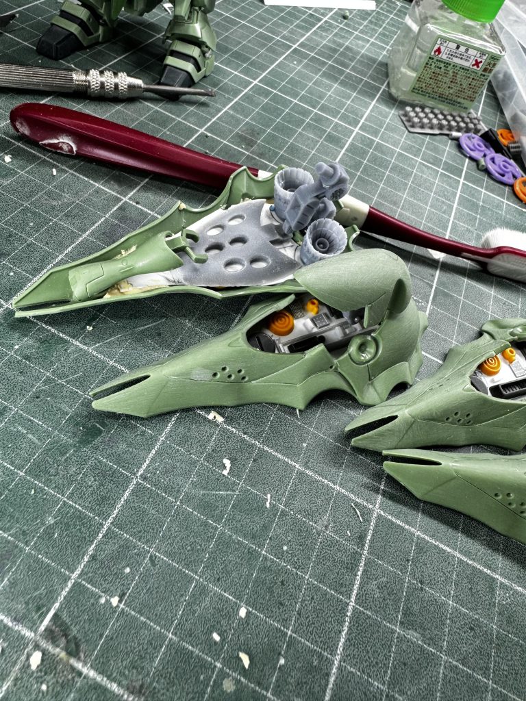 バインダー自体も切り開いたままだとポッカリと空洞になってしまうのでプラ板で蓋をして、メカっぽく見えるように祈りながら細々したパーツを貼ったり、裏は独特な形状をなるべく再現できるように雰囲気でデジモしました。この後ちょっと形状を変えましたが、裏すぎて展示中は全く見えません笑