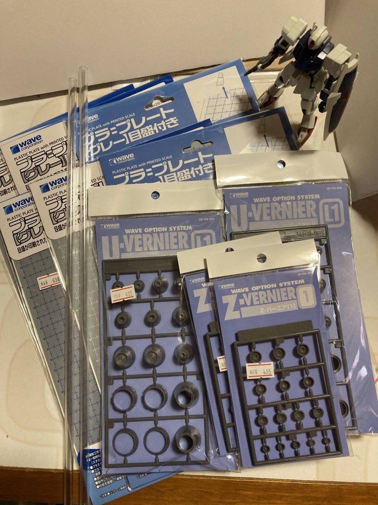 次の目標として、ダガーLをC.E.75風仕様に微改造［ダガーL改　エース仕様（仮称）］し、更にユークリッド型の大型強化ユニットをフルスクラッチ［ユークリッドII（仮称）］を計画してます。今度こそ成し遂げたいです💪クーデター派と戦うザフト軍の援軍としてコンパス陣営から出撃した機体（メサイア攻防戦時にエターナルを護衛していたユークリッドを対戦後に改修し、MS単機による戦場への高速移動や迅速な補給等を目的とした戦闘機型強化ユニットの実験機）という設定です。ユークリッドの設定資料とかを参考にしながら作ろうと思います。応援よろしくお願いします！