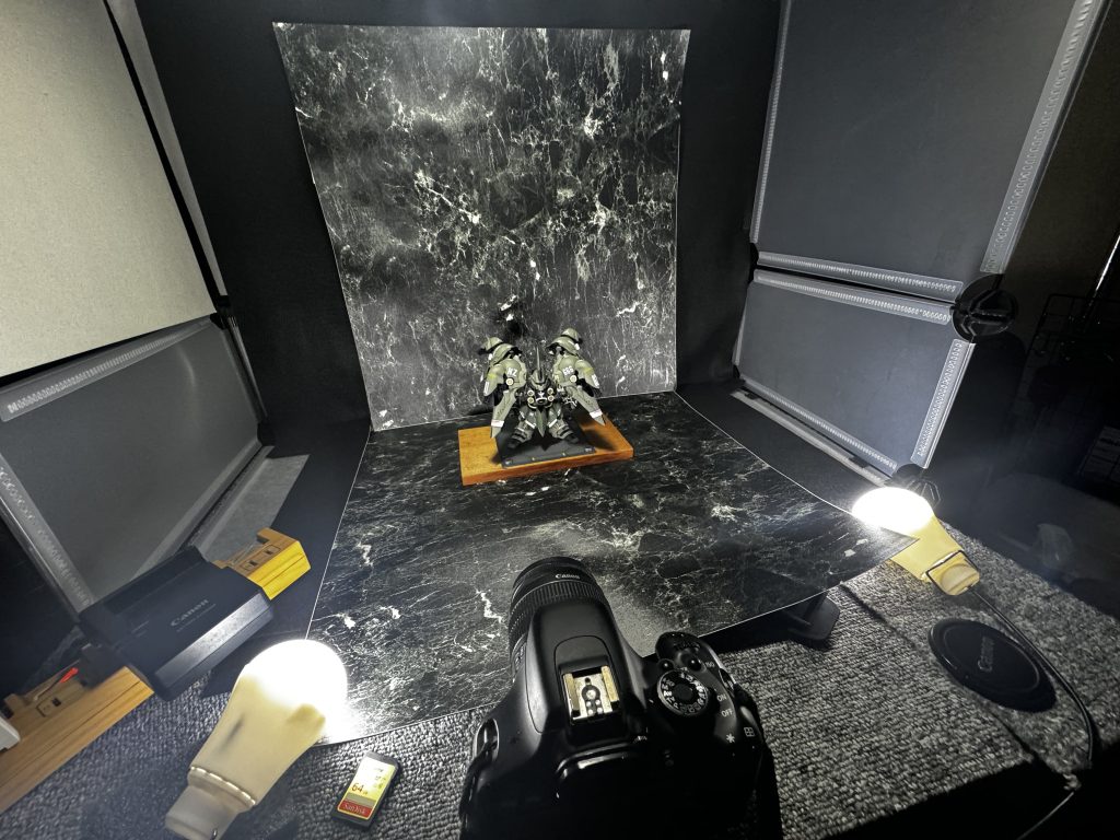 ちなみに今回から背景を変えてみました。以前の展示会で急に買った大理石シートは持ち運びが不便なので自宅に眠らせていたんですが、それを使用してみるとなんかいい感じでした。シート同士の接続部分が気になるかなぁと思っていましたがボケてくれて全然気にならなかったですね。それはそれとしてレザック66でしたっけ?アレ欲しいなぁ。