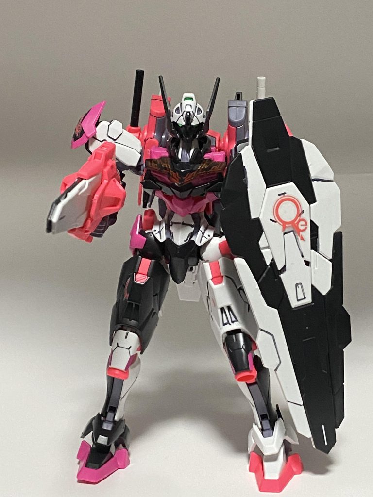 ビームライフル構えてながら戦う姿です。