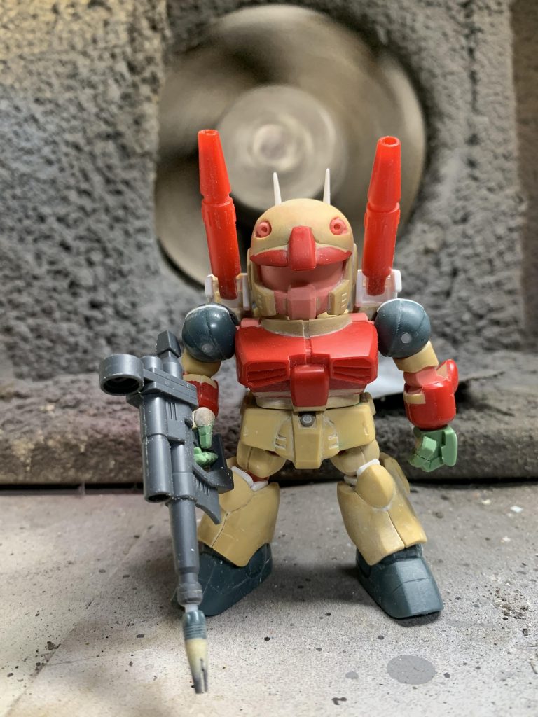 頭部はSDCSジムヘッドを改造。キャノン砲は位置を移動させて旧キットのパーツを使用。胸、肩、腕、バックパック、足はBB戦士
