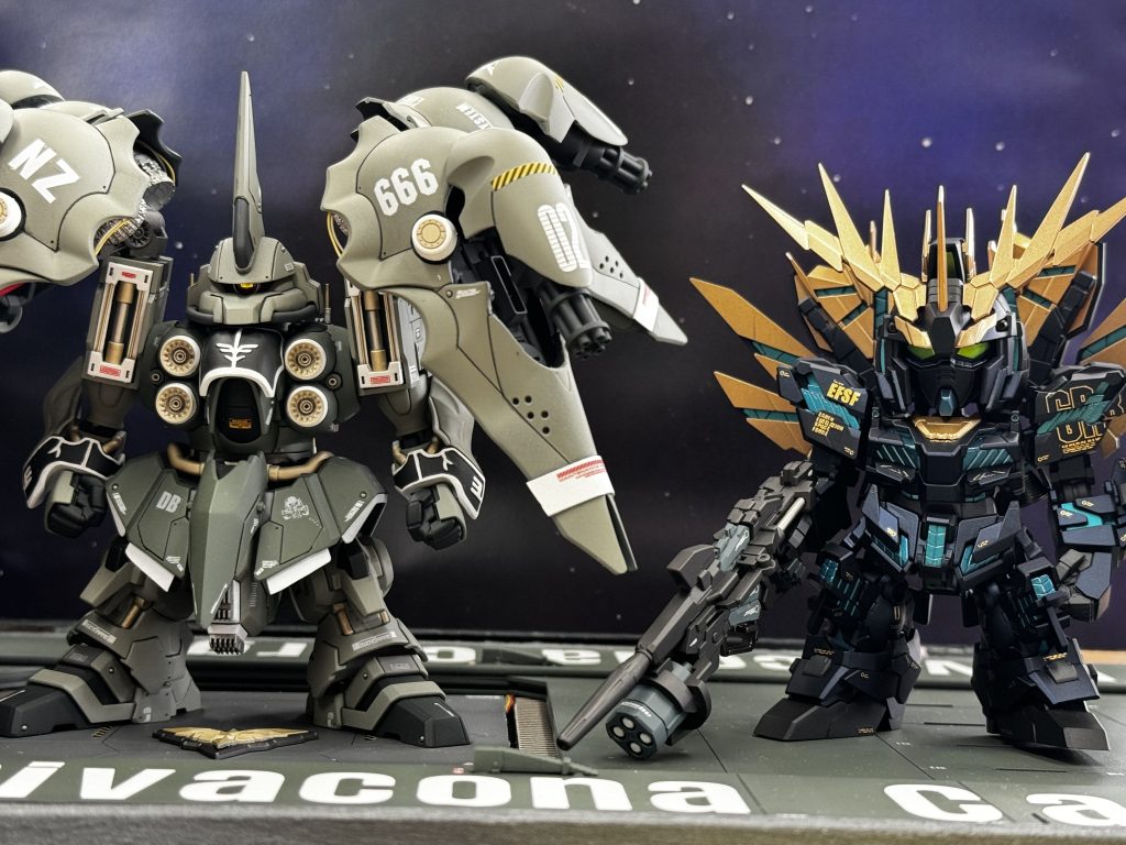 ここからは展示会での合わせ写真になります。ちょっと画角を狭めて、土台と背景のみが映るようにすることでなんとか雰囲気が出ていると信じたいです。このバンシィはいつもオフ会でご一緒してる方の作品なんですが、元々リアル頭身がメインの方の作品なんでやはりそれらしい精密感や密度感だなぁと思いました。そんで色もめちゃくちゃかっこいい!