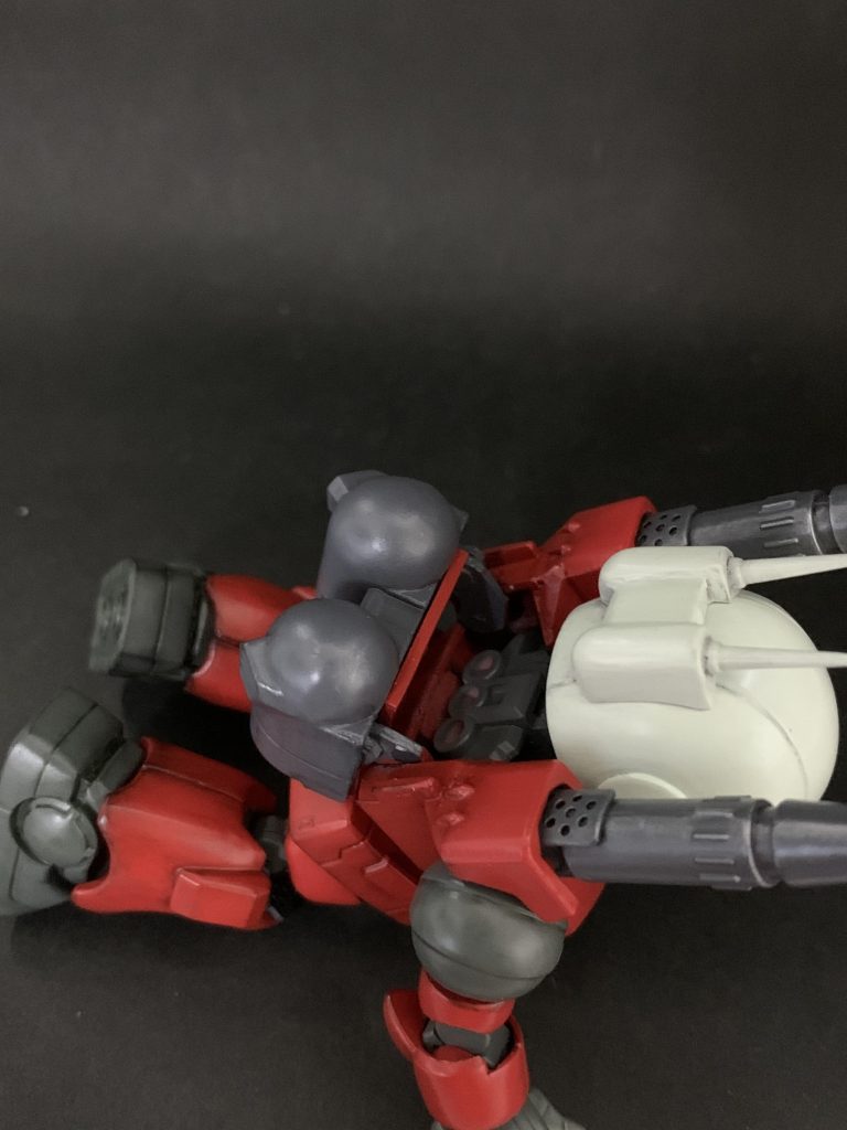 伏せ砲撃ポーズを可能にするため、バックパックと後頭部が干渉しないように、逃げギミック入りです。