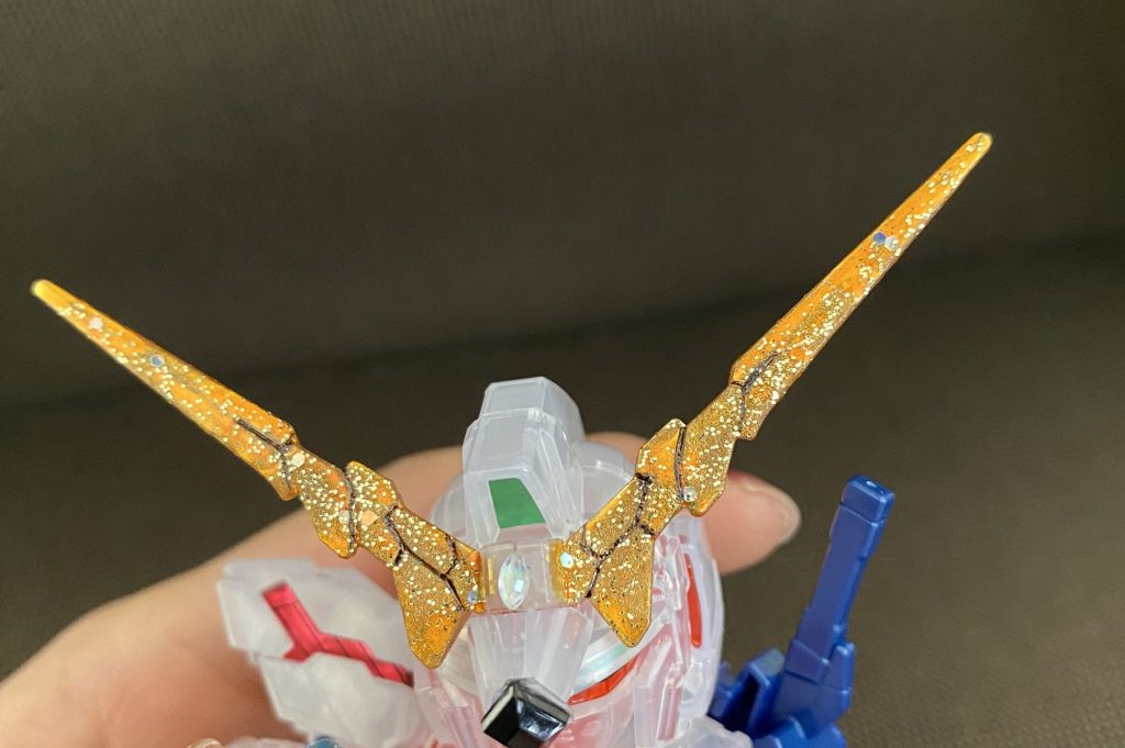 今回はガンダムマーカーイエローゴールドの上からラメ入りのマニキュア(100均)をぬりました！💅