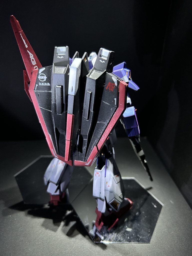 背面。特に工夫していませんが、ウイングがあたり肘が引きづらいため、ウイング部分の内側（テールスタビライザーに当たる部分）を数ミリ削って少し可動域を増やしています。