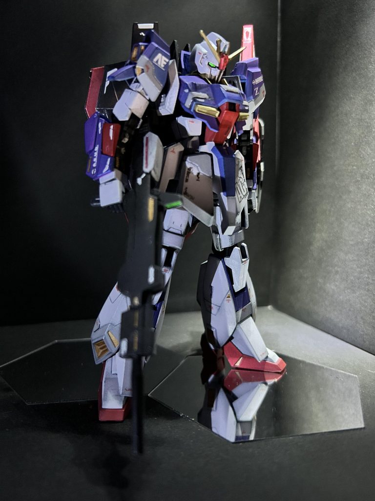 右側から。色は割と良い感じにできたのではと思います。ホワイト部分は黒立ち上げ→クールホワイト＋パープル少量にてグラデーション→ホワイトパールにしています。青部分は、お気に入りのチェリーピンクブルーです。全塗装、細かい部分は水性塗料で筆塗り。最後は艶消しトップコート。結果パールホワイトがあまりわからなくなってます。（写真だと余計に、、、汗）