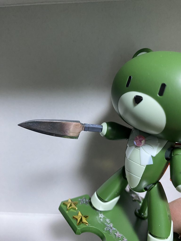 包丁にはメッキシルバーを塗り、プチッガイに持たせれるようにやすりで調整しました！