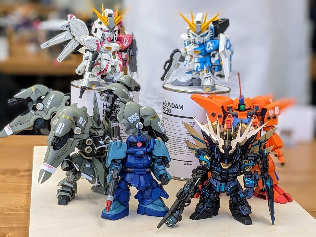 というわけで以上になります。最後の写真は「ザクパー同窓会」です。自分が外の世界に出るきっかけとなった昨年4月のザクばっかりのオフ会で出会った人が今回のSDオフを企画し、普段リアル頭身をやってるけど、その企画した人めっちゃいい人だから参加してみようと集まった人が結構いて、そのメンバーだけで集合写真を撮りました。最初にザクパーで出会った時はみんなザクでしたが、こうしてまた集まってみるとそれぞれ個性のある作品を持ってきていて、改めてすごくいい環境で模型ができていると思います。来週には展示会、来月は静岡ホビーショー(見学)といよいよ今シーズンも始まってきた感じがしますねぇ。楽しみです。それでは以上になります。最後までご覧いただきありがとうございました!!