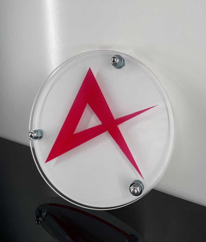 台座は150mm、厚さ3mmのアクリル板を2枚使いました。マスキングテープを使ってアムロのエンブレムを塗装してみましたがあまり上手く行きませんでした。カッティングシートを使った方が綺麗にできると思います。