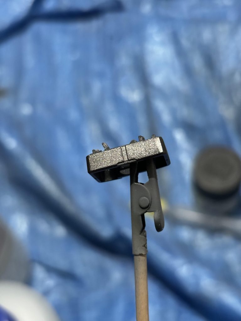 昔のキットだからABSが至る所に使われていました。今回は関節部分をアクリジョンで塗装したおかげで割れずに済んでいます...w