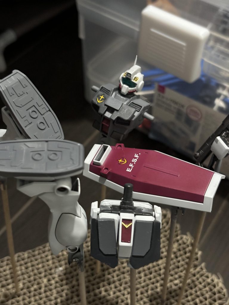 塗装レシピホワイト→GXクールホワイトライトグレー→ファントムグレー30%+スーパーホワイト70%濃いグレー→ファントムグレーレッド→シャアレッドシルバー→ミスターホビーマーカーゴールド→ミスターホビーマーカー関節→アクリジョン焼鉄色ちょっと前にミスターホビーマーカーを購入したのですが、塗装後の部分塗装に最適ですね!