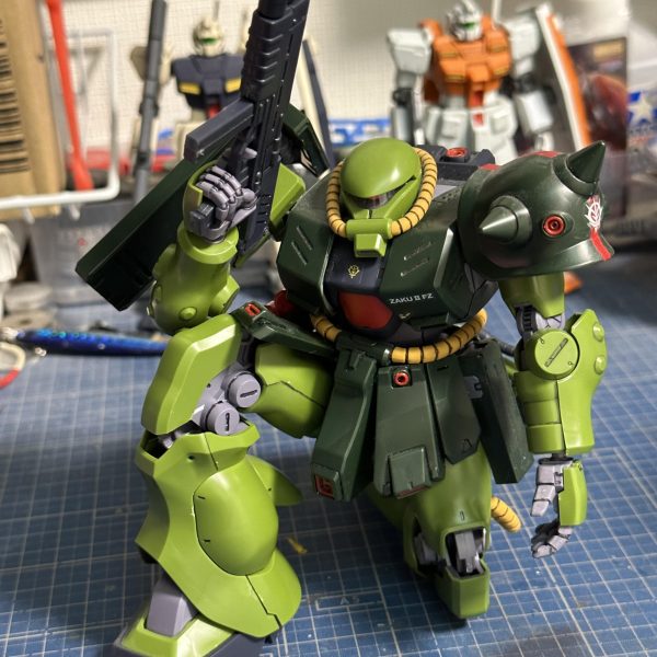 ＲＥ/１００ザクⅡ改。膝立ちがかなり自然にキマります。このデザインでここまでコンパクトにチマっとなるのは驚嘆。（2枚目）