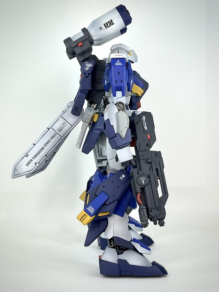 右側です。リアのプロペラントタンクにはhiνのデカールで余ったやつを貼ってみました。長いデカールはズレるし曲がるし超苦手です。ショートビームライフルはレッドチップを追加。エネルギーチューブ(?)は筆塗りで何度も重ね塗りしました。