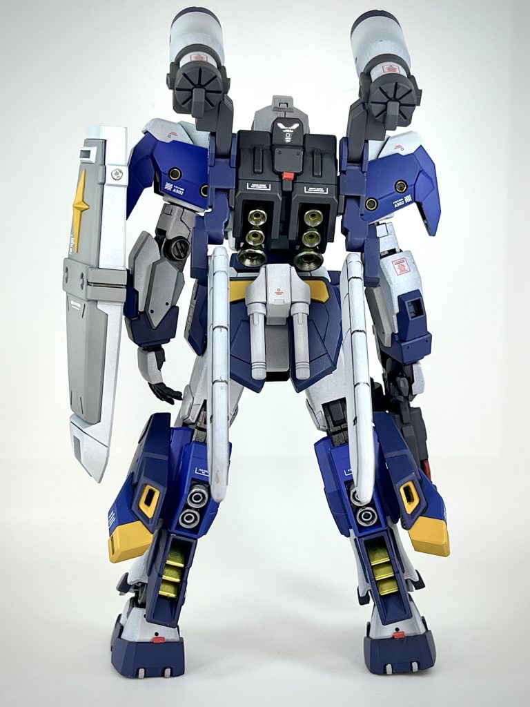 背面です。バーニア部分は全て光沢仕上げです。脹脛のフィンはマスキングがんばった!足のサイドアーマーのブースター部分は切り抜きました。黒く塗りつぶすのもいいけど、穴なんだからいっそ切り抜いちゃえと思って試した次第です。奥行きできていい感じ!