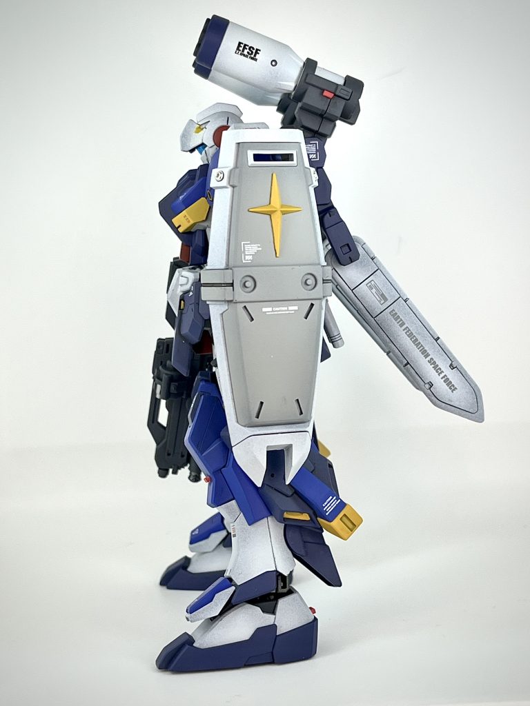 左側です。シールドには百均のビーズを埋め込みました。意味はないです。カッコいいから貼った!