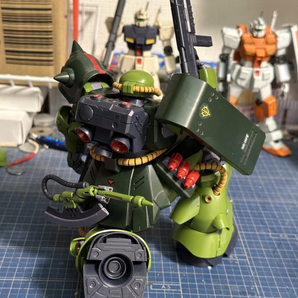 ＲＥ/１００ザクⅡ改。膝立ちがかなり自然にキマります。このデザインでここまでコンパクトにチマっとなるのは驚嘆。（5枚目）