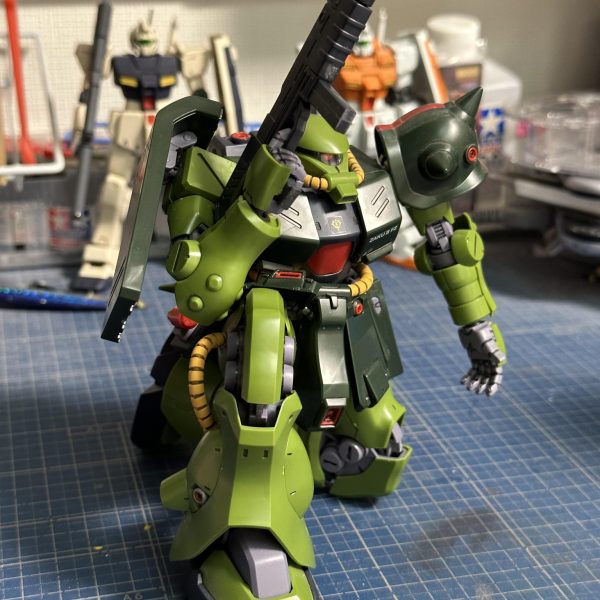 ＲＥ/１００ザクⅡ改。膝立ちがかなり自然にキマります。このデザインでここまでコンパクトにチマっとなるのは驚嘆。（4枚目）