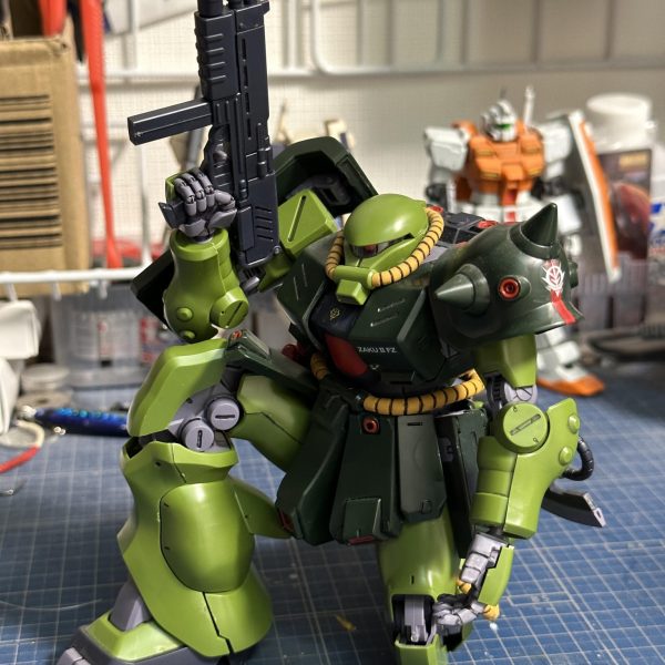 ＲＥ/１００ザクⅡ改。膝立ちがかなり自然にキマります。このデザインでここまでコンパクトにチマっとなるのは驚嘆。（7枚目）