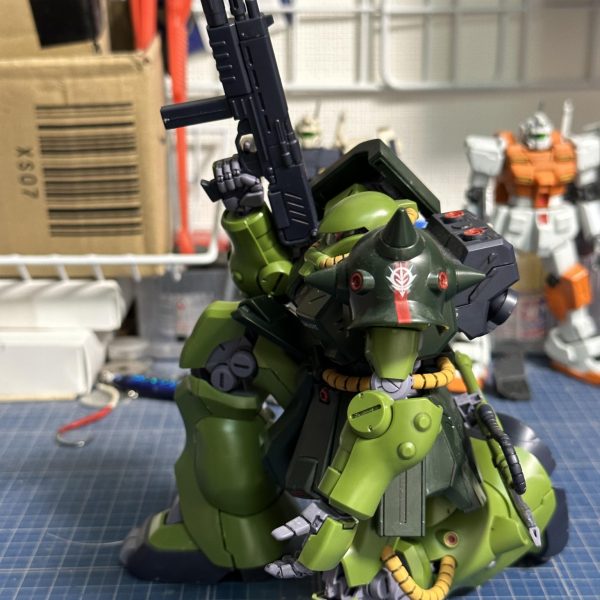 ＲＥ/１００ザクⅡ改。膝立ちがかなり自然にキマります。このデザインでここまでコンパクトにチマっとなるのは驚嘆。（3枚目）