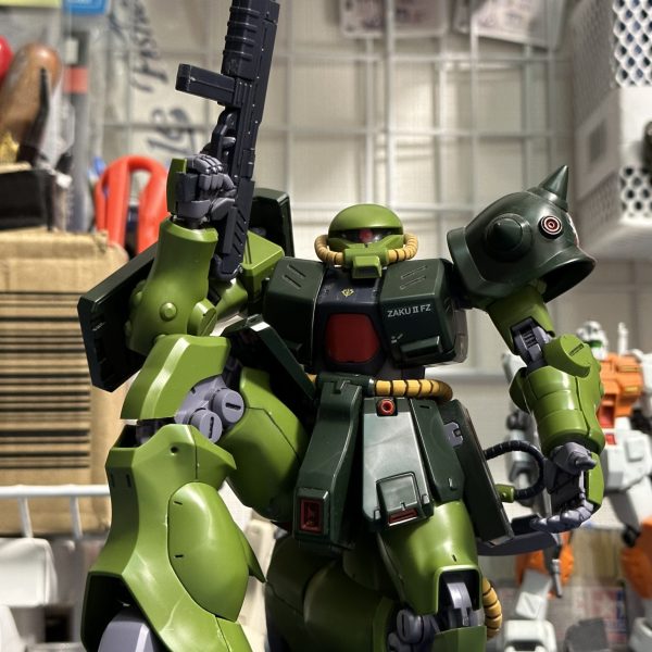 ＲＥ/１００ザクⅡ改。膝立ちがかなり自然にキマります。このデザインでここまでコンパクトにチマっとなるのは驚嘆。（6枚目）